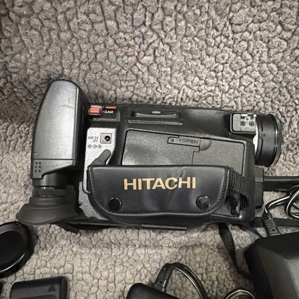 Hitachi UltraVision VM-H825LA Hi8 8mm Camcorder Remote Powers On Untested Kit
